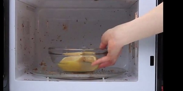 Kaip išvalyti mikrobangės vidų tik su citrina