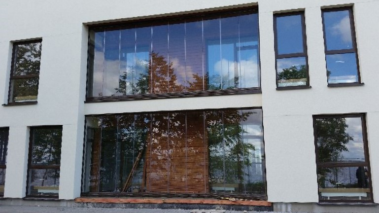 Berėmė terasos stiklinimo sistema