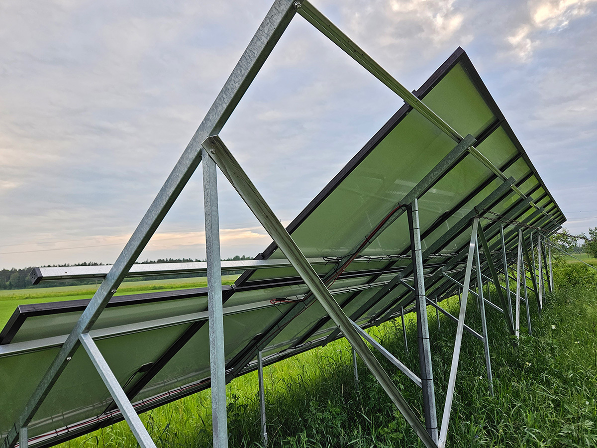 Saulės elektrinės ant žemės karkaso montavimas