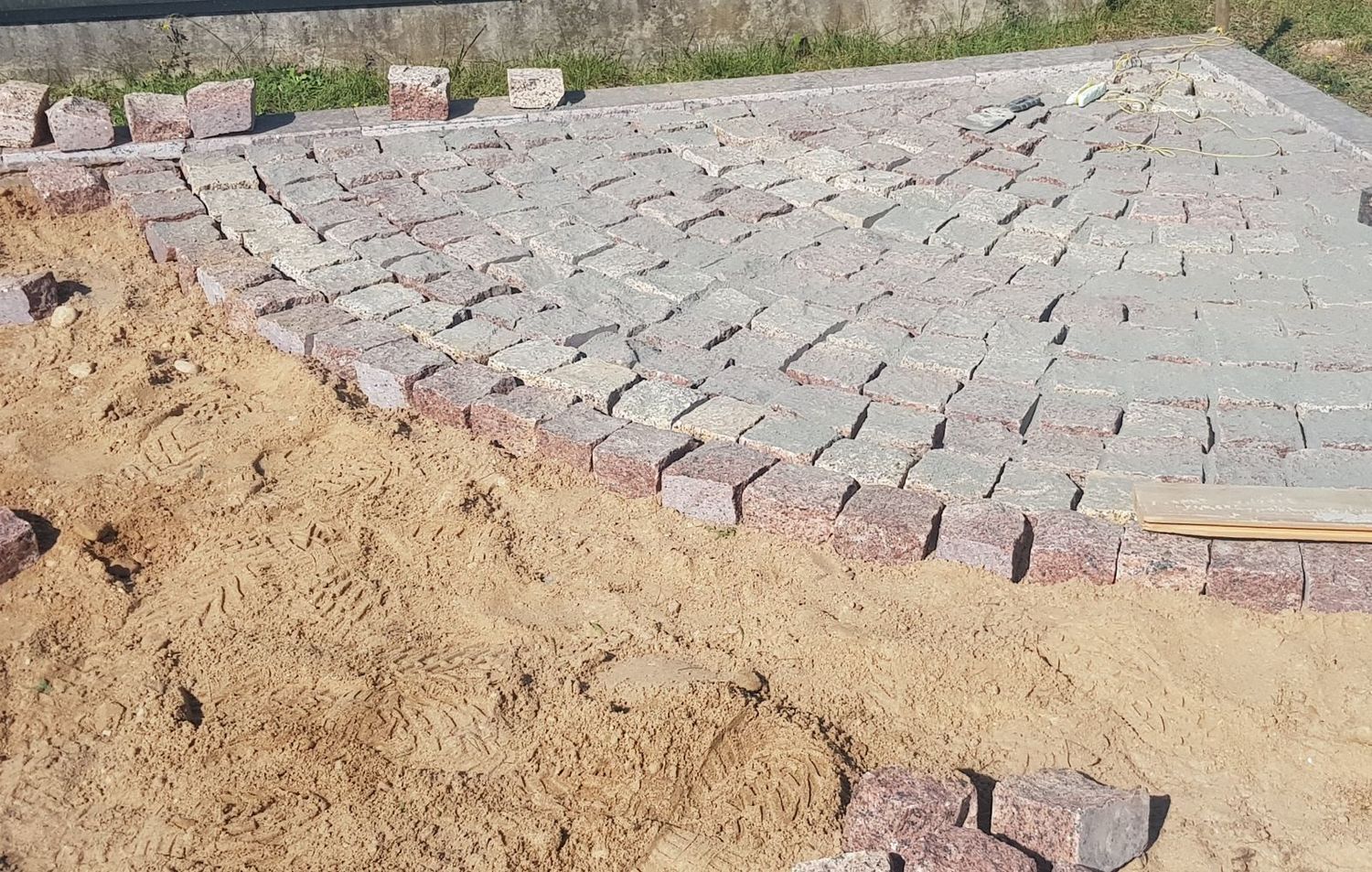 akmens trinkelių klojimas